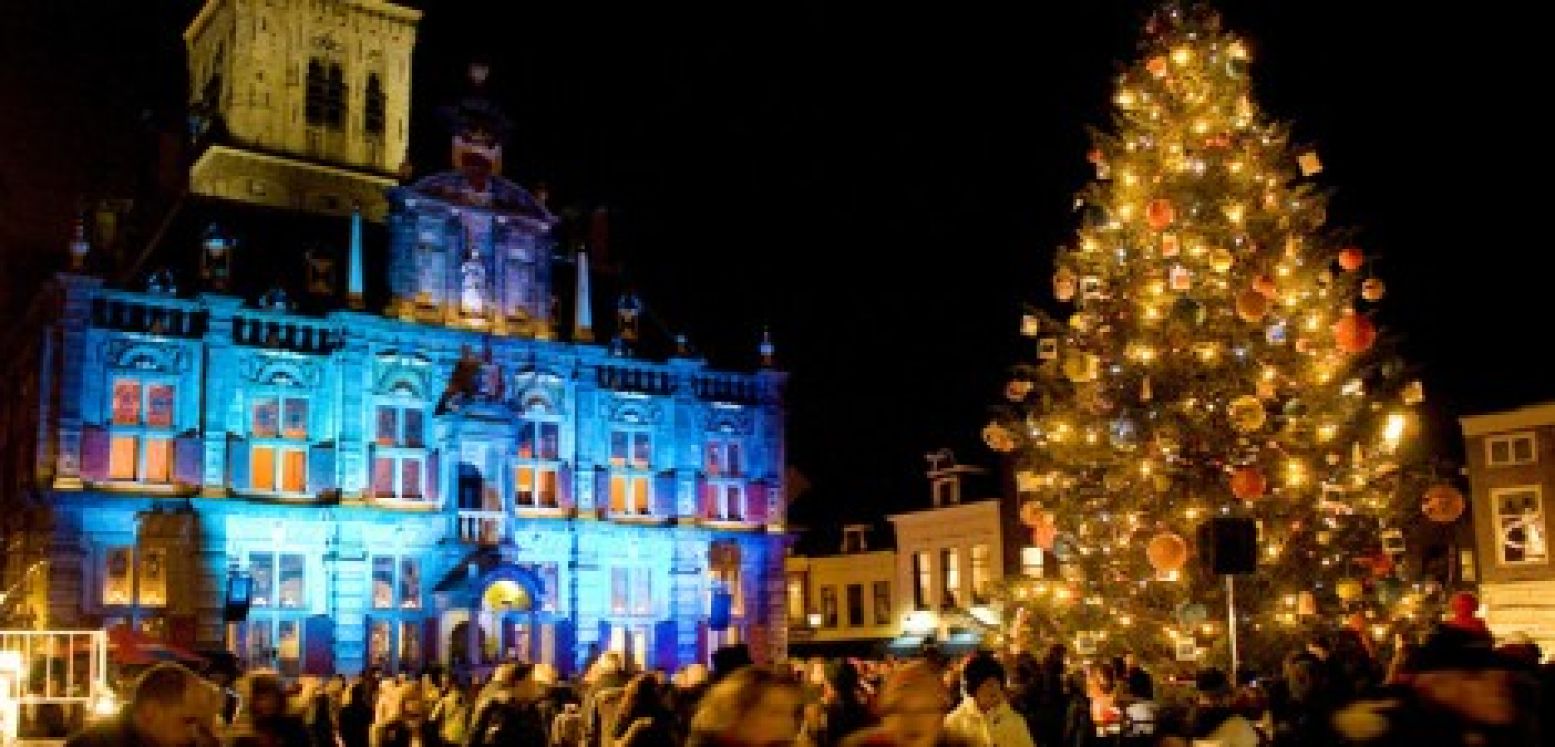 De gigantische kerstboom verlicht de Markt in Delft. Foto: Evenementenbureau Delft en De Burgemeesters.