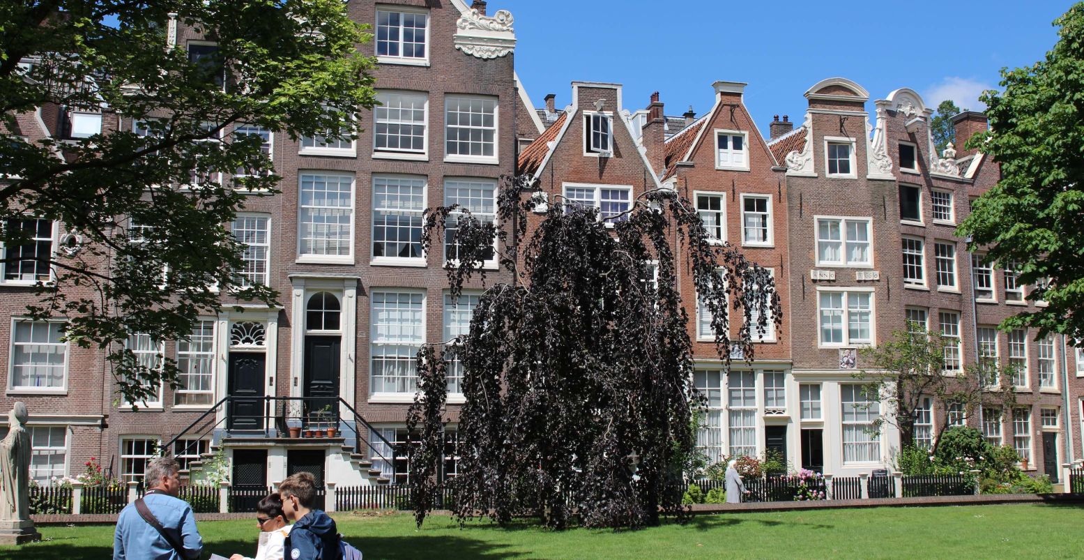 Het Begijnhof in Amsterdam is niet alleen het bekendste hofje van Nederland, er staan ook de grootste panden. Foto: © DagjeWeg.NL