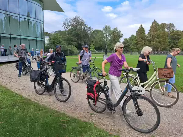 Ontdek de (on)zichtbare sporen van kolonialisme Fotobeschrijving: Fietstocht. Foto: Verwey Museum Haarlem (c).
