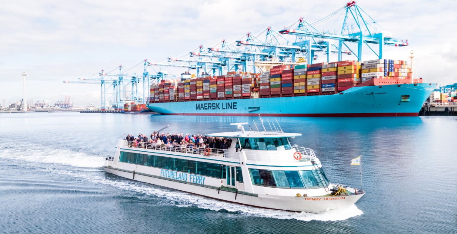 Vaar met Futureland Ferry langs indrukwekkende containerschepen in de Rotterdamse haven. Foto: Futureland / Informatiecentrum Maasvlakte 2