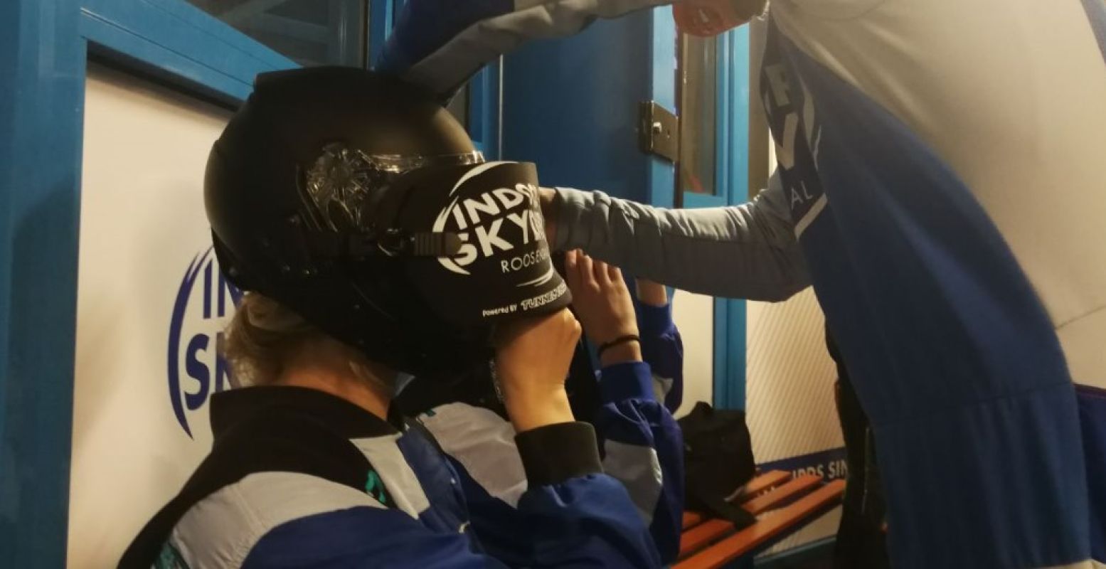 De redactie van DagjeWeg.NL ervoer hoe het is om te  skydiven in virtual reality bij Indoor Skydive Roosendaal . Foto: DagjeWeg.NL