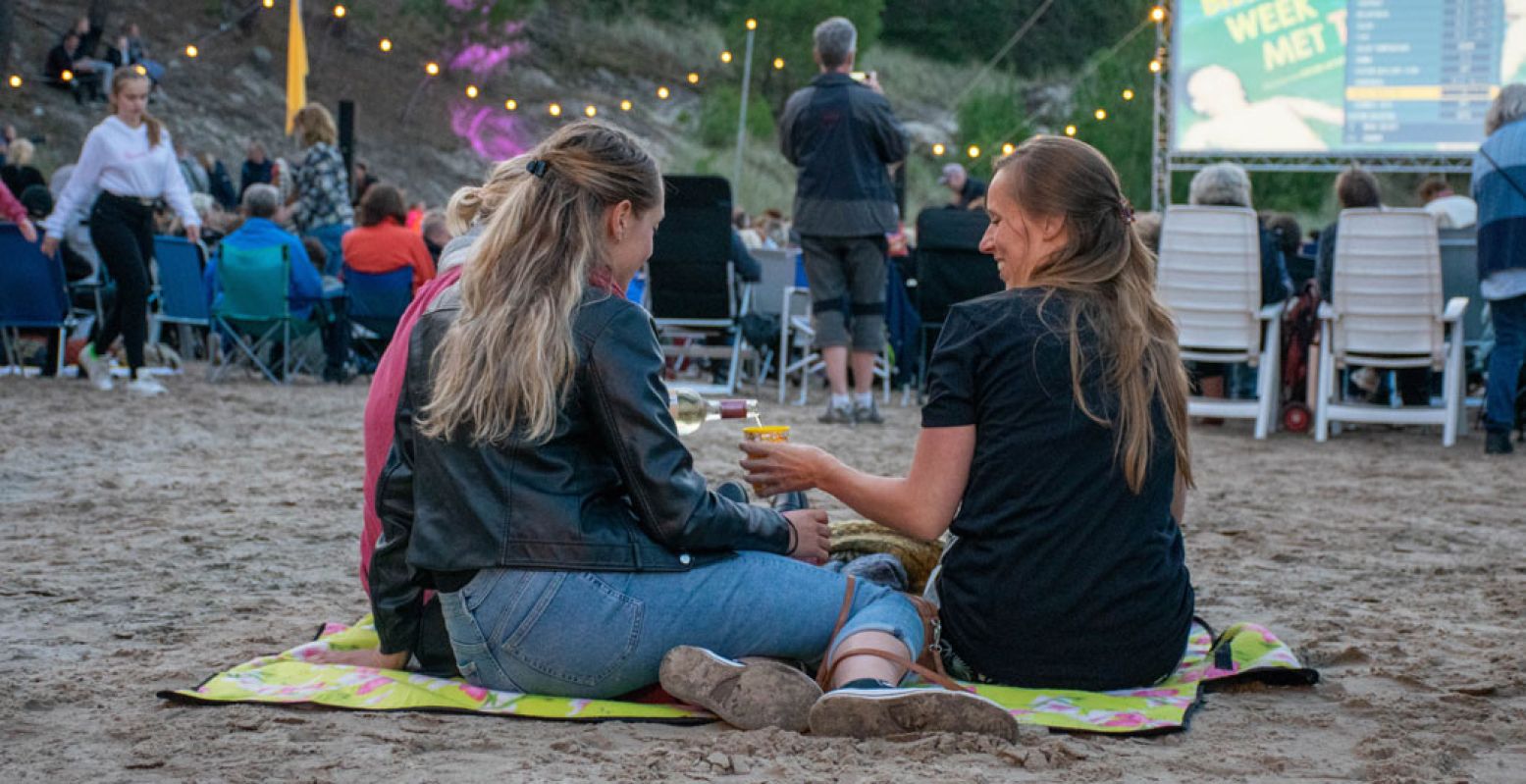 Een gezellig filmavondje in de frisse buitenlucht. Foto: Terschelling Openlucht Filmfestival © Kiki Visser