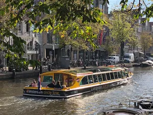 Vaar langs statige grachtenpanden. Foto: Amsterdam Circle Line