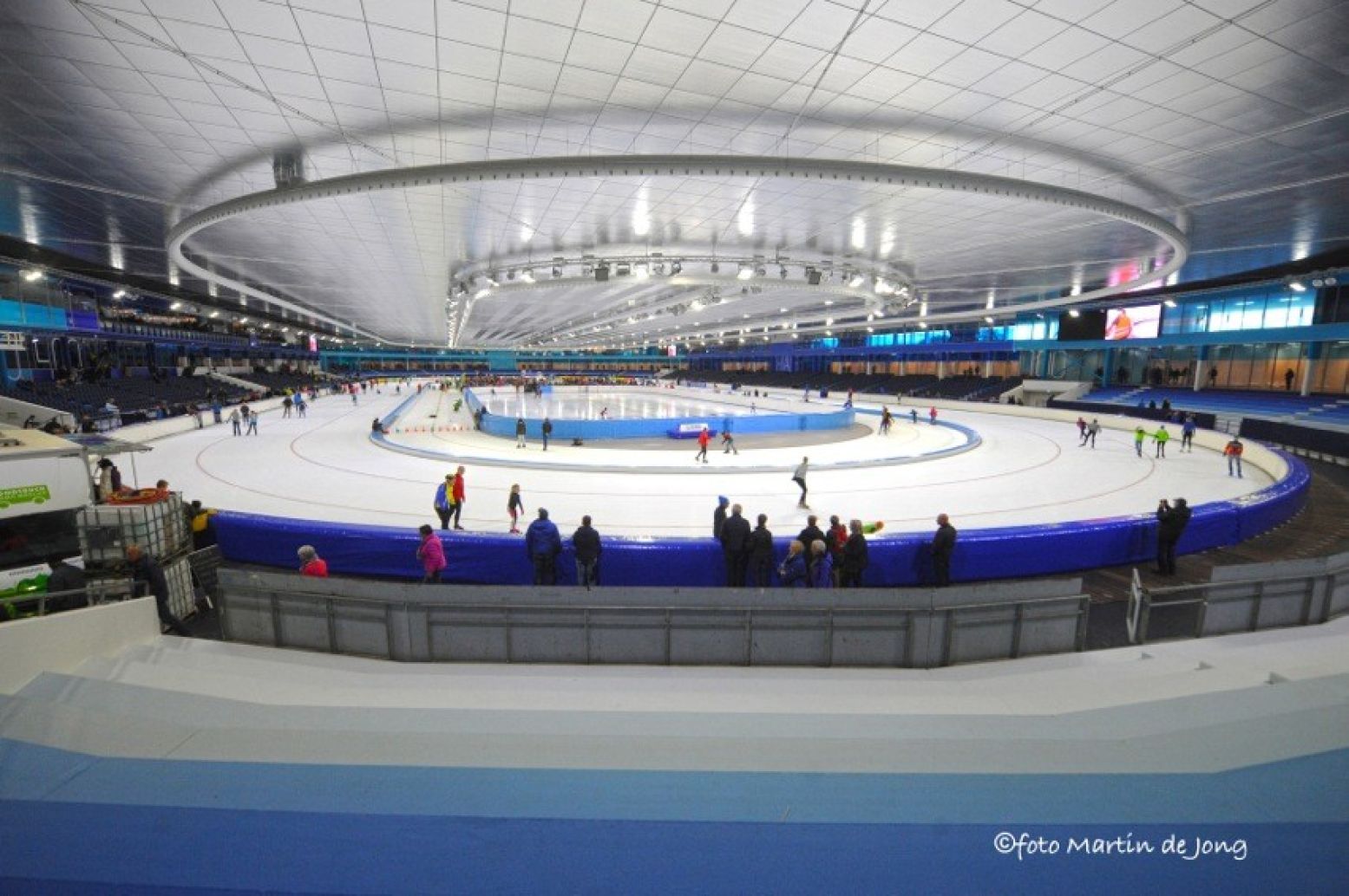 Rondom de omloop van Thialf is een glazen wand gebouwd. Foto: © Fotopersburo Martin de Jong