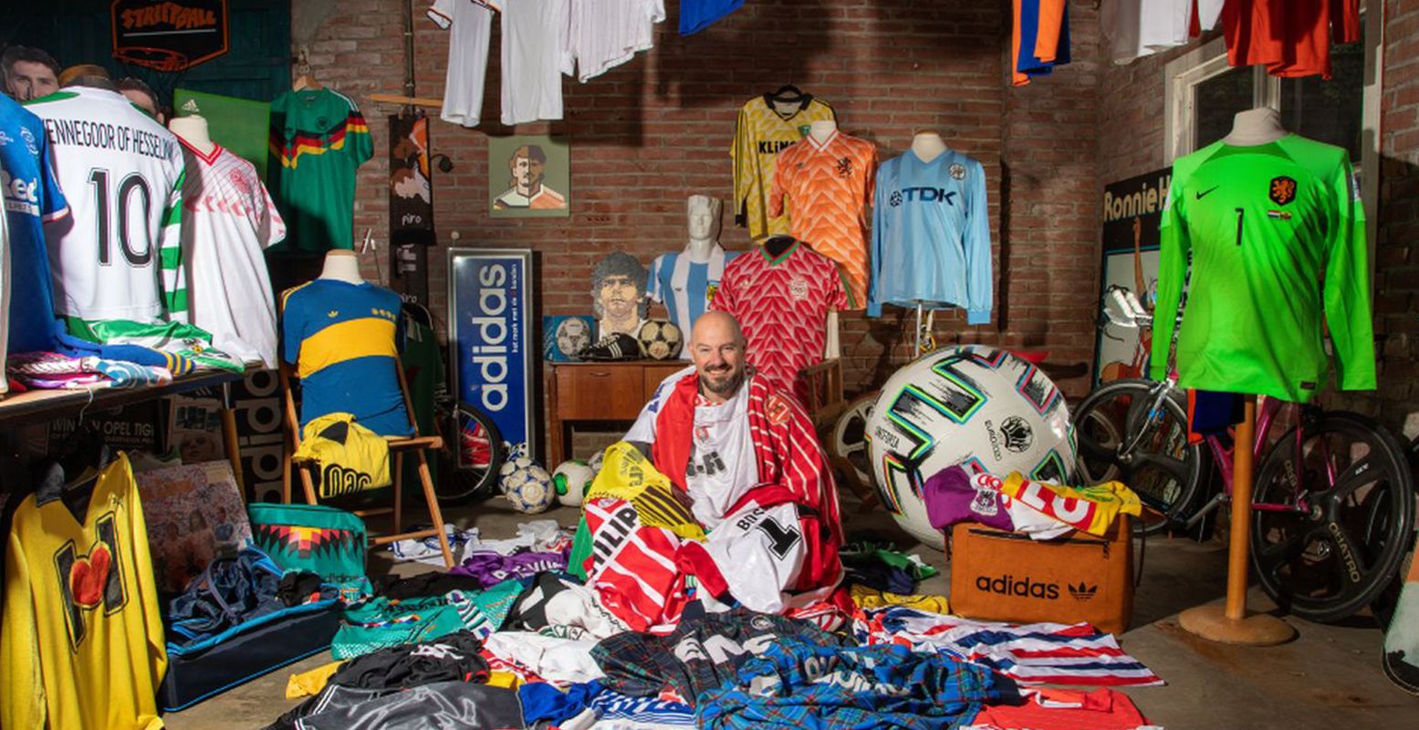 Jesse Rabbeljee bedolven onder de shirts. Foto: The Football Factory