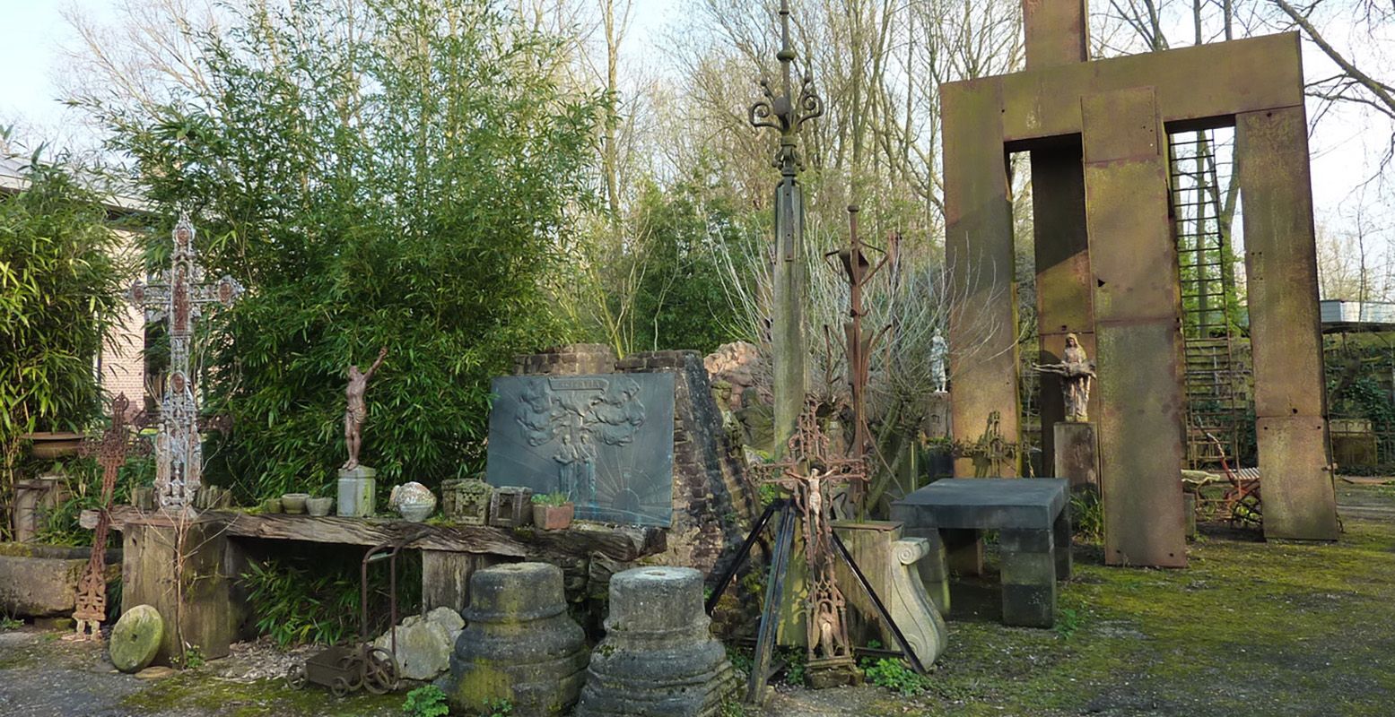 Zowel binnen als buiten is van alles te zien (en te koop) bij Briekantiek in de oude steenfabriek. Foto: Briekantiek