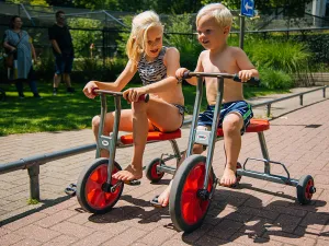 Fietsen door het verkeerspark. Foto: Speelboerderij Binky