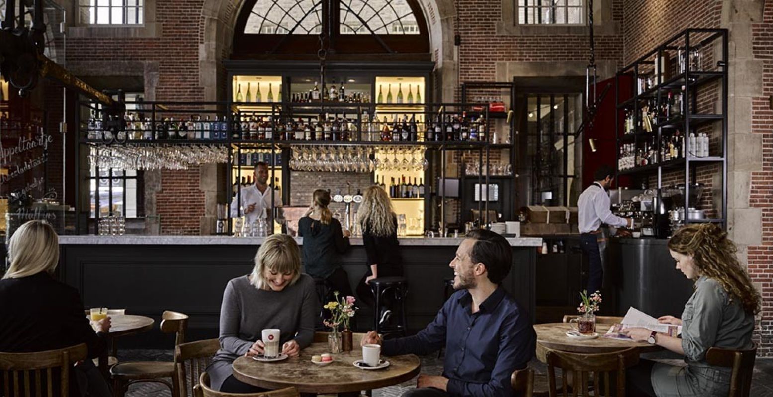 Lekker eten en drinken in het historische pand van De Waag. Foto: Debuut, De Waag.