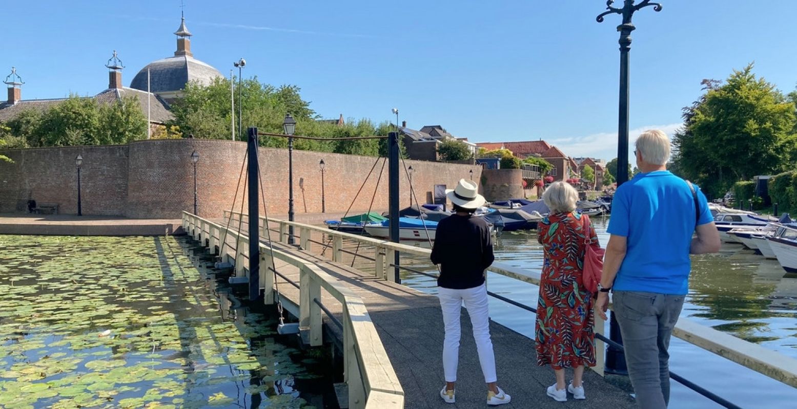 Ontdek de mooiste plekken van Leerdam met een stadsgids (met hoed), die je er alles over kan vertellen. Of met de app. Foto: Tussen Lek & Linge Â© Mirja van Dijk