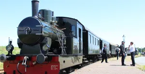 Stap aan boord voor een hartverwarmende tijdreis Stap aan boord van een historische stoomtram en maak een tijdreis! Foto: DagjeWeg.NL.