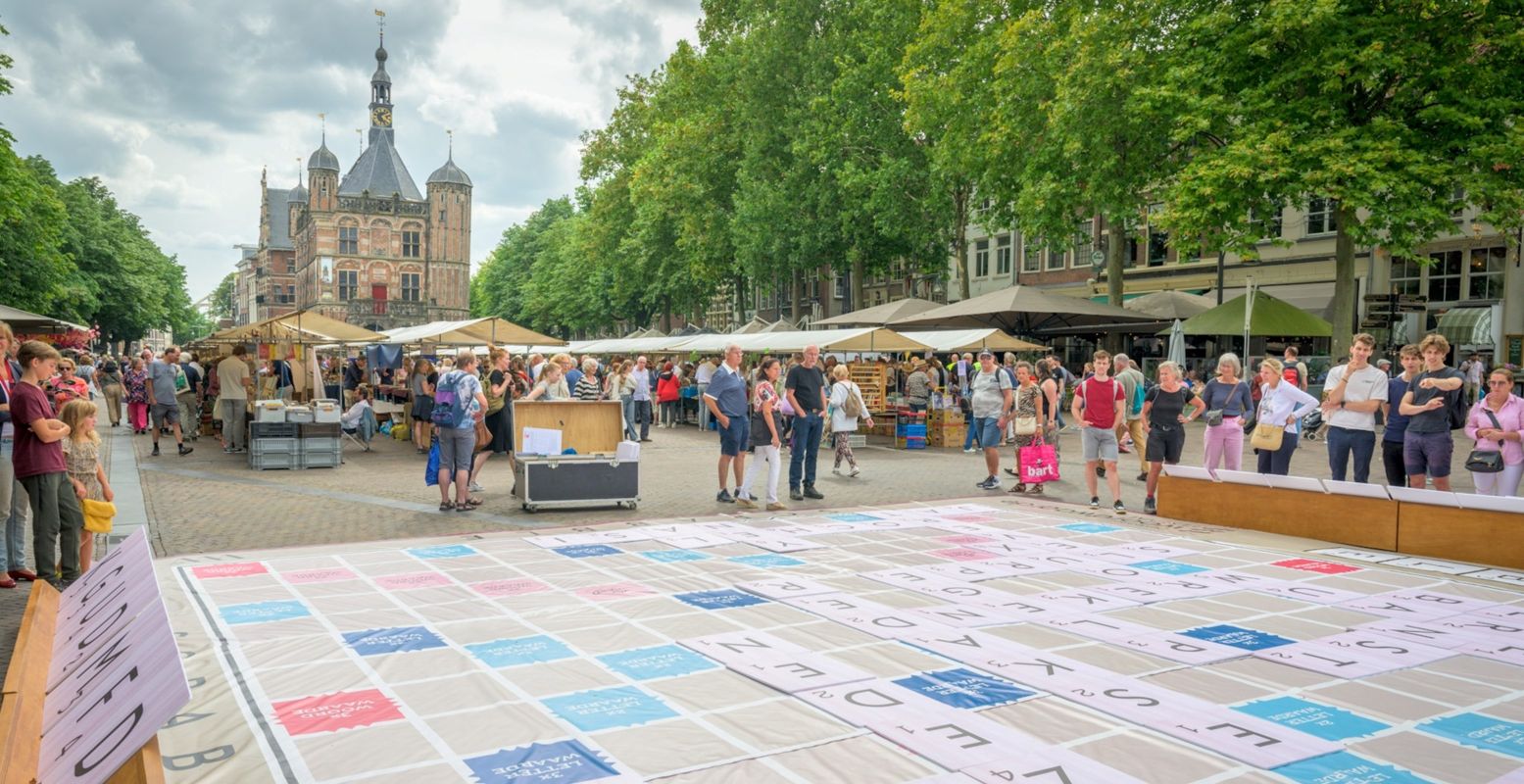 In de zomer zijn er extra veel evenementen in Deventer, zoals een boekenmarkt. Foto: Deventer Marketing © Bart Ros In de zomer zijn er extra veel evenementen in Deventer, zoals een boekenmarkt. Foto: Deventer Marketing © Bart Ros