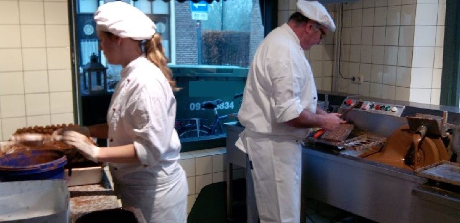 Vanuit de winkel kun je de chocolatiers aan het werk zien. Foto: DagjeWeg.NL