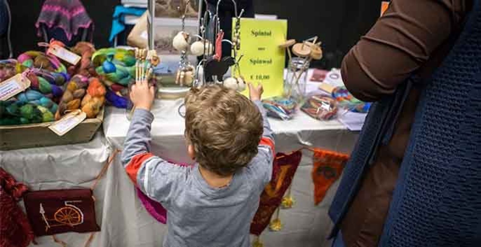 Overal wol, garen en breipatronen. Foto:  Breidag en Haakdag 2014 