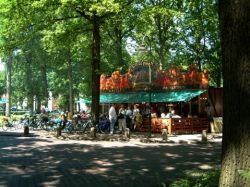 Poffertjes eten in het park