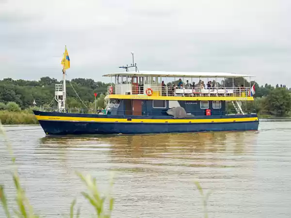 Varen met bezoek aan smalspoormusum. De Blauwe Bever onderweg naar het smalspoormueum in Heteren. Foto: Cees van Doodeweerd.