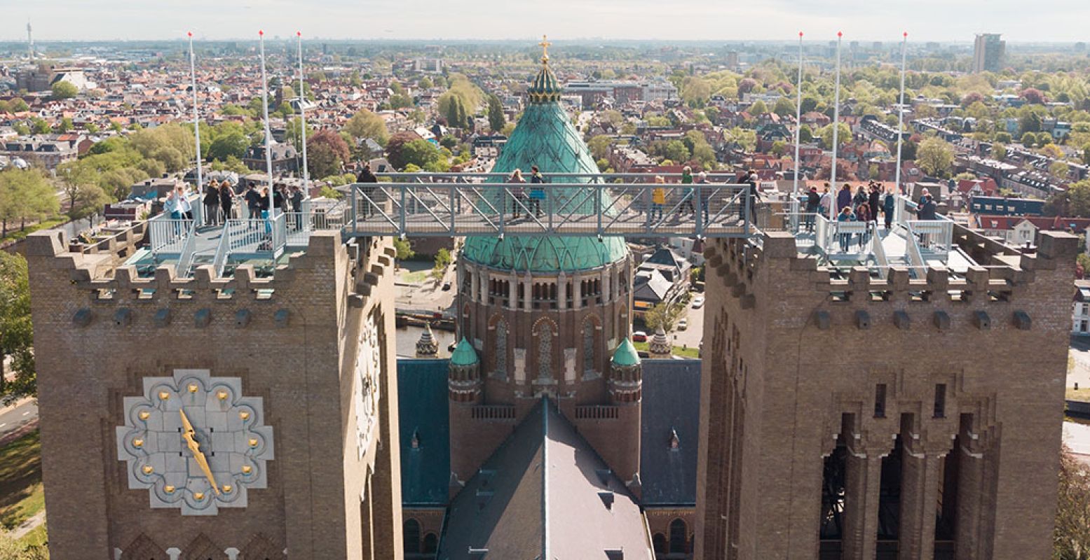 Durf jij tussen de twee torens van Koepel Kathedraal Haarlem te lopen? Foto: Klim naar het licht