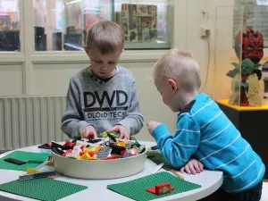 Wat ga jij bouwen aan de legotafel? Foto: LEGiO-museum.