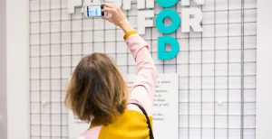 Van fast fashion naar duurzame mode: je ziet het in Amsterdam Maak een aantal selfies en zie ze in de speciale GIF booth samenkomen tot een kaleidoscoopachtige GIF. Foto: Presstigieux