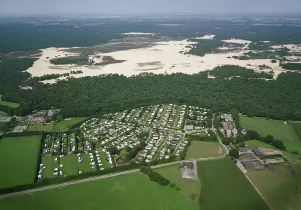 Recreatiepark Duinhoeve vanuit de lucht. Foto: Recreatiepark Duinhoeve Recreatiepark Duinhoeve vanuit de lucht. Foto: Recreatiepark Duinhoeve