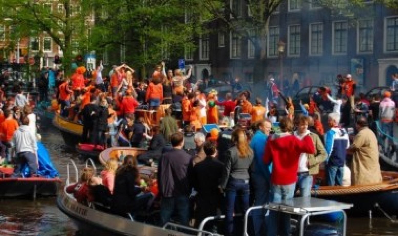 De grachten van Amsterdam kleuren oranje. Hoezee, voor onze koning! Foto:  Flickr/EDieters   CC BY 2.0 