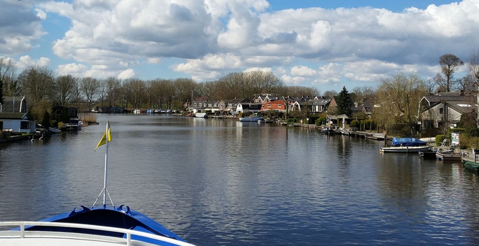 De Vecht verkennen vanuit Weesp, in een boot van Partyrederij Tisset. Foto: DagjeWeg.NL © Partyrederij Tisset