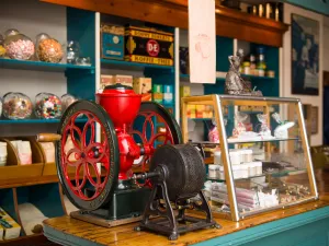Het oude kruidenierswinkeltje, met op de toonbank een koffiebrander. Foto: Kijk & Luistermuseum