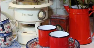 Vintage en brocante op de Noord-Friese Winkeltjesroute Bij de Pastorie vindt je Engels servies, pools aardewerk en brocante. Foto: Bij de Pastorie.