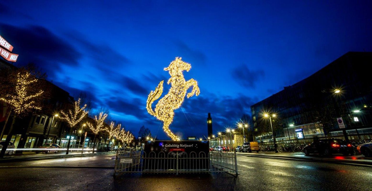 Inmiddels traditie: de lichtgevende Twentse Ros in de binnenstad! Foto: Winter Wonderland Enschede.