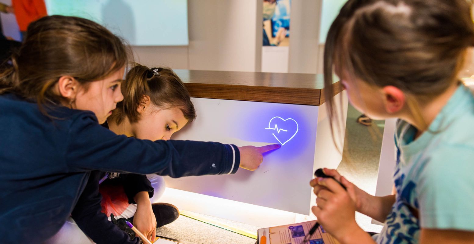 Kinderen kunnen een uitdagende lampjes speurtocht doen. Foto: Philips Museum.