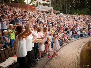 Het publiek geniet. Foto: Andy Doornhein.