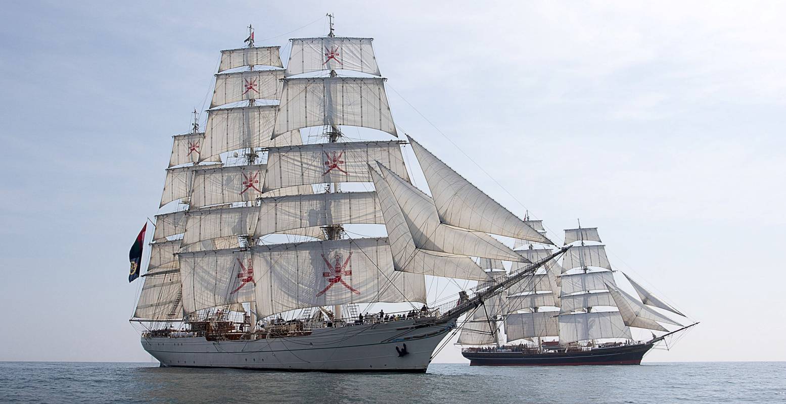 De Clipper Stad Amsterdam en zusterschip Shabab Oman II lijken enorm op elkaar. Foto: SAIL Amsterdam De Clipper Stad Amsterdam en zusterschip Shabab Oman II lijken enorm op elkaar. Foto: SAIL Amsterdam