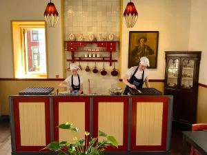 Poffertjes in de poffertjessalon. Foto: Nederlands Bakkerijmuseum