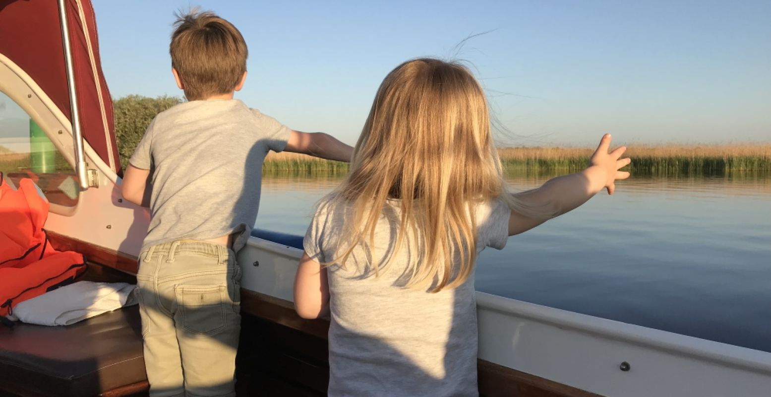 Verken Nationaal Park De Alde Feanen te voet of, lekker Fries, per boot! Foto: DagjeWeg.NL.