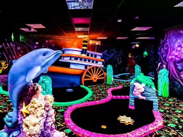 Sla een hole-in-one in een uniek fluorescerend decor. Foto: Funmax Capelle aan den IJssel