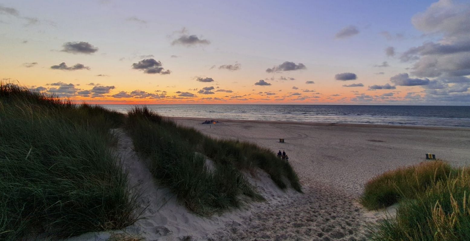 Avond op het strand met een kampvuurtje; dit is het echte eilandleven. Foto: Nikki Arendse