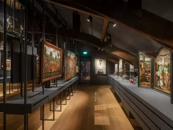 Kunst op zolder. Foto: Museum W © Arjen Schmitz