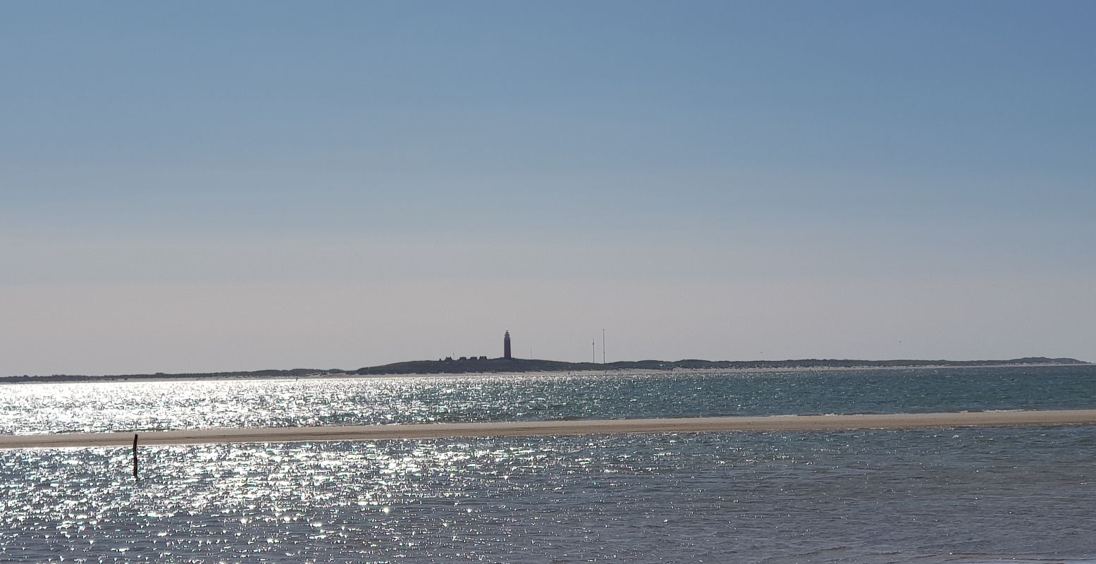 De vuurtoren van Texel wordt steeds kleiner. Foto: DagjeWeg.NL