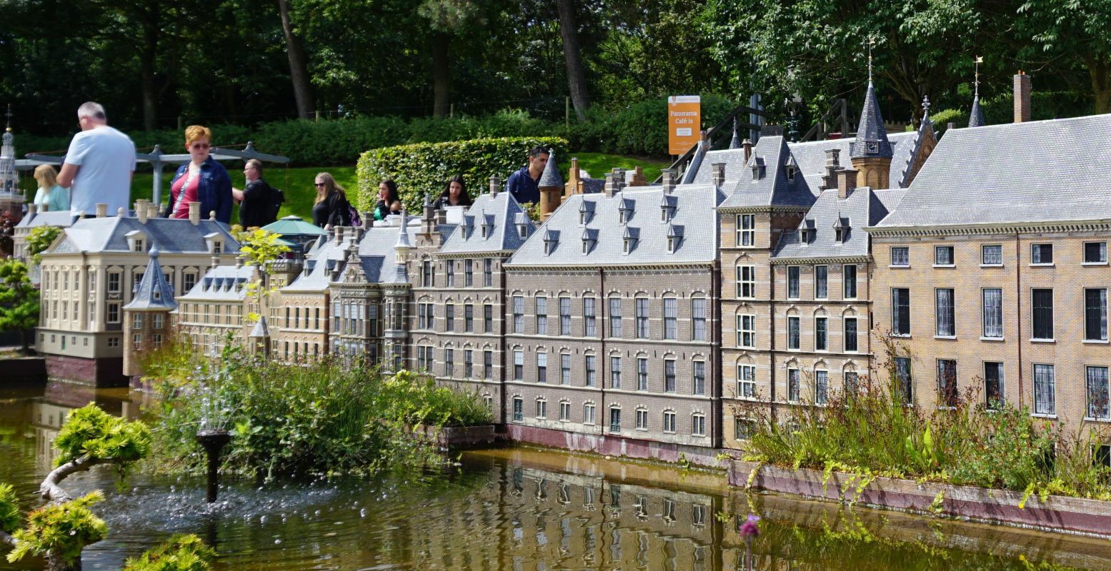 De gebouwen van het Binnenhof in Den Haag, net als in het echt te zien vanaf de Hofvijver. Helemaal links naast het torentje van de premier zie je het Mauritshuis. Foto: DagjeWeg.NL © Tonny van Oosten