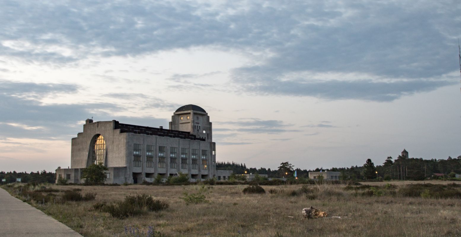 Het zendstation Radio Kootwijk steekt af tegen het open landschap. Foto: Marco van de Burgwal, Staatsbosbeheer