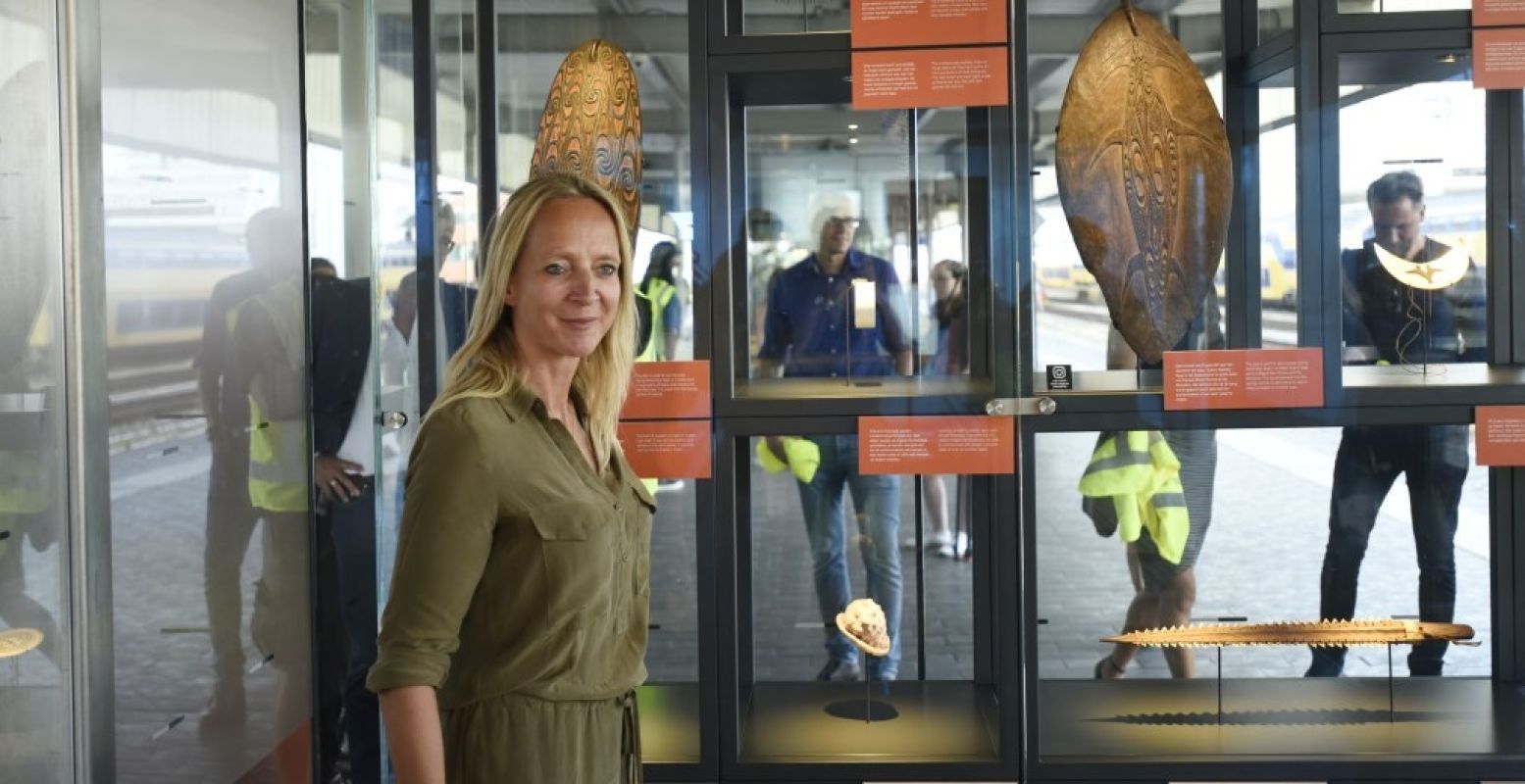 Floortje Dessing is razend enthousiast over haar nieuwe mini-museum op Leiden Centraal. Foto: Nationaal Museum van Wereldculturen.