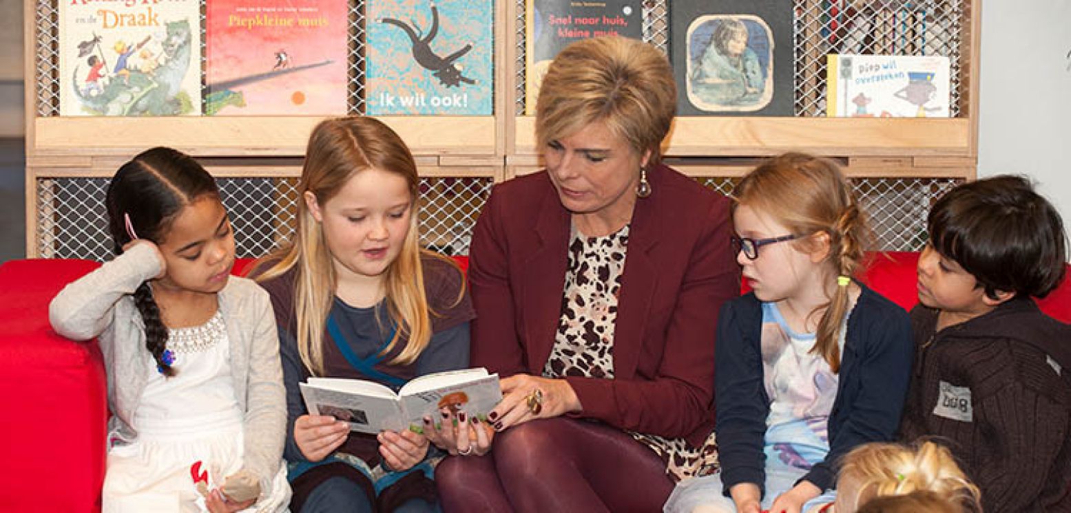 Prinses Laurentien las vorig jaar in de bibliotheek in Hoorn een boek voor. Foto: Stichting CPNB.