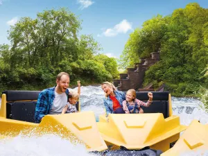 Spetteren in de waterattractie. Foto: Bellewaerde