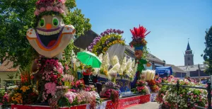Rijnsburg omgetoverd tot bloementheater tijdens Flower Parade