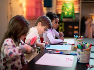 In het Wereldmuseum Junior ontdekken kids door te doen! Foto: Wereldmuseum Amsterdam © Anneke Hymmen