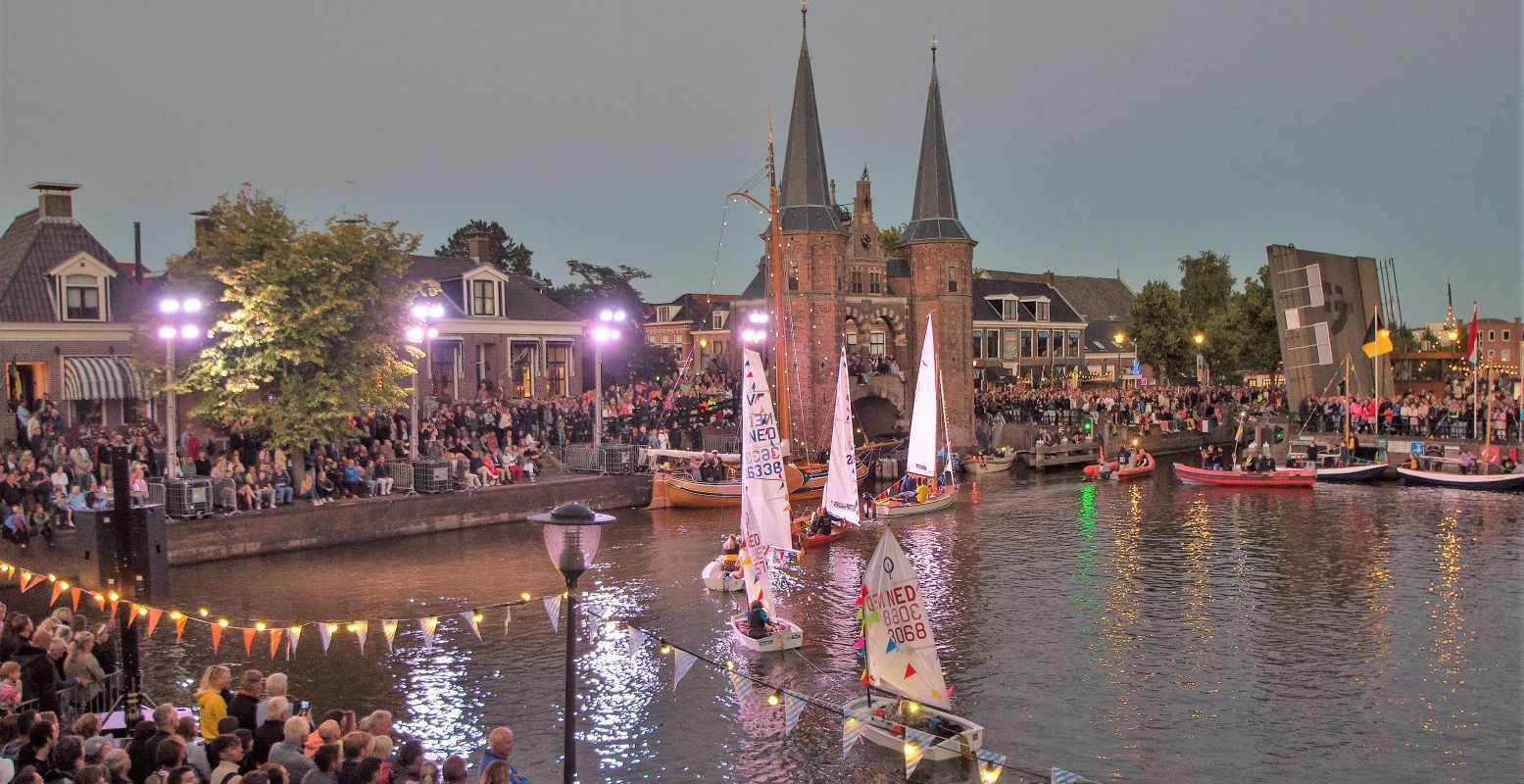 De Vlootschouw is de feestelijke opening van de Sneekweek. Foto:  Sneekweekfeest.nl  © JD Gorter