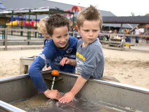 Speel- en recreatieboerderij De Flierefluiter Spelen in de waterspeeltuin. Foto: De Flierefluiter