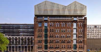 Het fraai gerestaureerde Pakhuis Santos wordt het nieuwe thuis van het Nederlands Fotomuseum. Onder de gouden 'kroon' komt een restaurant. Foto: Nederlands Fotomuseum perskit © Photo Studio Hans Wilschut