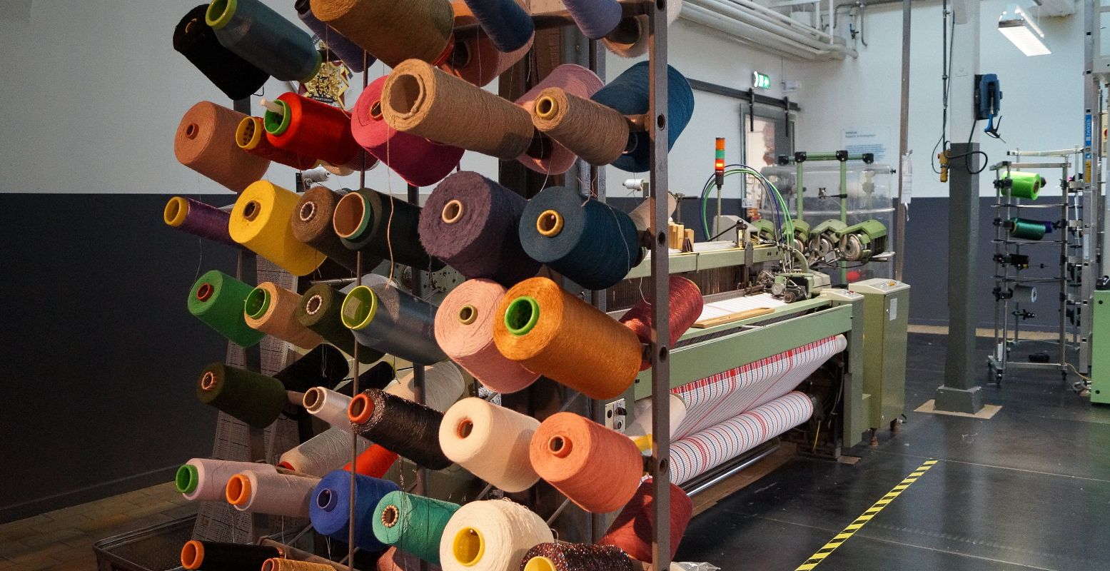 Per maand gaat er 3000 kilo garen doorheen in het bedrijvige Textielmuseum. Foto: DagjeWeg.NL