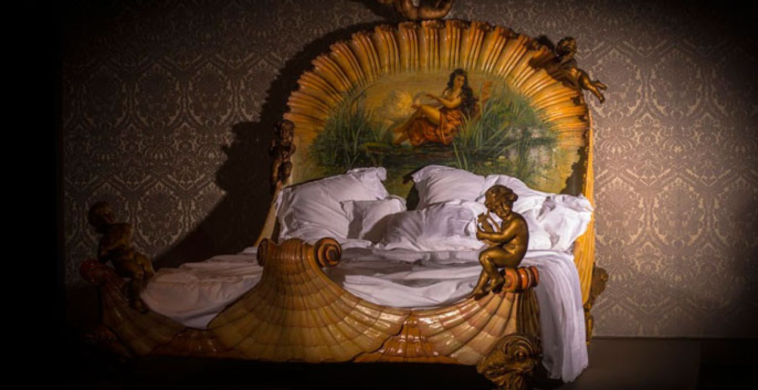 Een prachtig beschilderd bed! Foto: Jan-Kees Steenman.