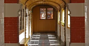 Het Vrouwenhuis: historische parel in Zwolle De karakteristieke hal van Het Vrouwenhuis. In 1682 door toenmalig bewoner Pieter Soury, burgemeester van Zwolle, werd de hal gebouwd om het voor- en achterhuis met elkaar te verbinden. De hal heeft prachtig houtsnijwerk dat vroeger met goudblad was beschilderd. Zo kon je in het donker goed zien waar je liep; het goudblad lichtte op in kaarslicht. Foto: Museum Het Vrouwenhuis © Saskia Zwiers.